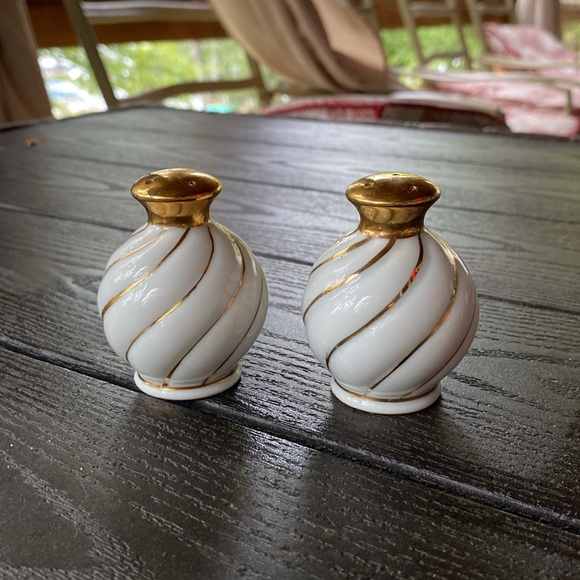 🧂Vintage Salt & Pepper Shakers 🧂 - Picture 2 of 7